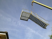 Montage Fluchttreppe in Mainhausen, per Kran über das Dach der Schule gehoben 